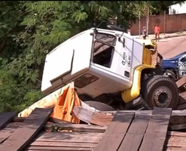 caminhao caiu da ponte
