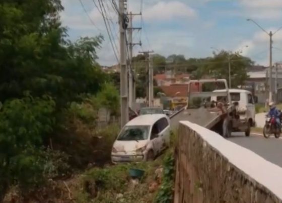 Carro caiu de ponte na Avenida Antártica após aquaplanagem .-Foto: TVCA