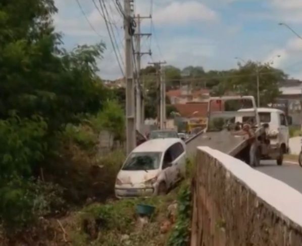 Carro caiu de ponte na Avenida Antártica após aquaplanagem .-Foto: TVCA