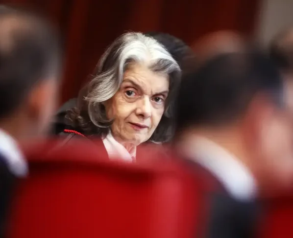 Ministra Cármen Lúcia anuncia antecipação da eleição para novos dirigentes do TSE.