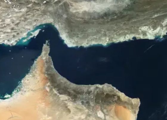Irã mantém controle sobre o Estreito de Ormuz, impactando o comércio internacional.