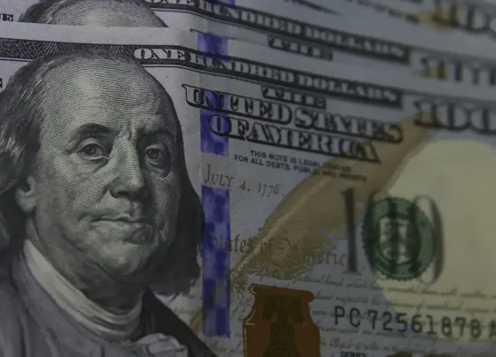 Dólar encerra em R$ 5,06 e Ibovespa atinge 195 mil pontos em alta.