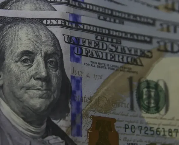 Dólar encerra em R$ 5,06 e Ibovespa atinge 195 mil pontos em alta.