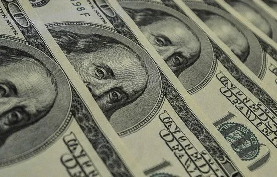 Dólar segue pressionado por Fed em meio a PIB do Brasil