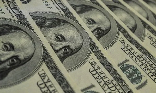 Dólar segue pressionado por Fed em meio a PIB do Brasil