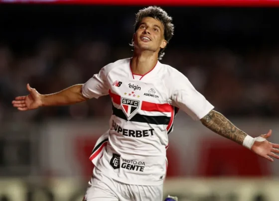 Jogador Ferreira do São Paulo celebra após marcar um gol contra o Cruzeiro