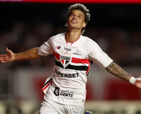 Jogador Ferreira do São Paulo celebra após marcar um gol contra o Cruzeiro
