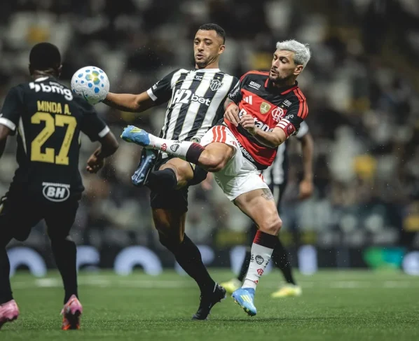 Flamengo vence Atlético-MG com goleada de 4 a 0 na 13ª rodada do Campeonato Brasileiro.