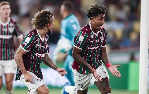 Fluminense celebra vitória sobre Chapecoense com gol de John Kennedy no Campeonato Brasileiro.