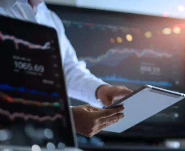 Ibovespa apresenta leve alta devido à valorização do petróleo e tensões geopolíticas.