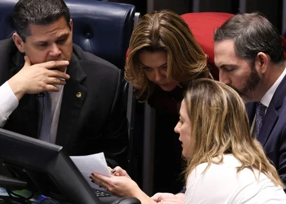 Especialistas discutem os limites da nova lei que criminaliza a misoginia no Brasil.