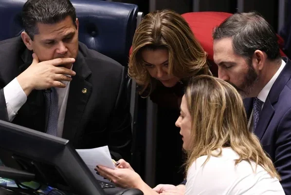 Especialistas discutem os limites da nova lei que criminaliza a misoginia no Brasil.