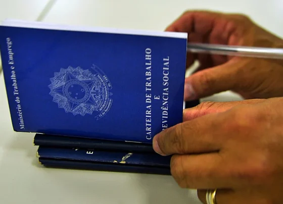 Nova lei estabelece prazos para licença-paternidade, aumentando gradualmente até 2029.