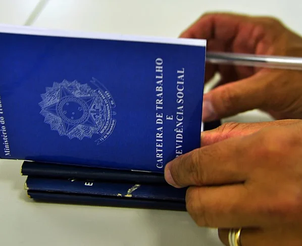 Nova lei estabelece prazos para licença-paternidade, aumentando gradualmente até 2029.