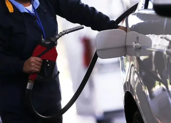 Petróleo WTI e Brent apresentam alta significativa após tensões no Oriente Médio.