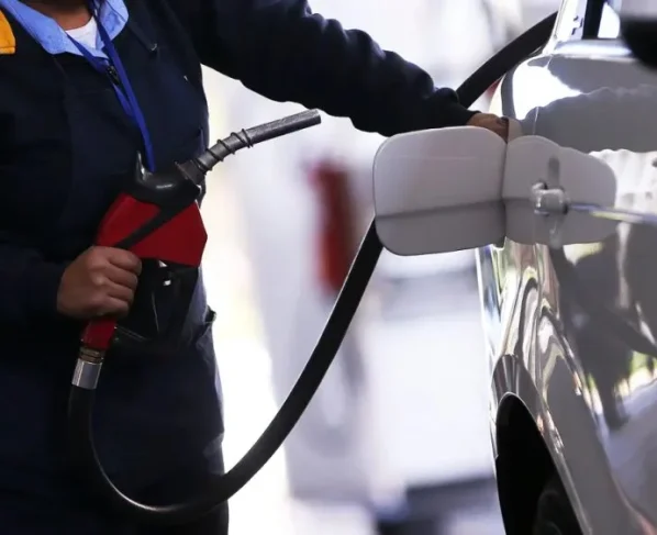 Petróleo WTI e Brent apresentam alta significativa após tensões no Oriente Médio.