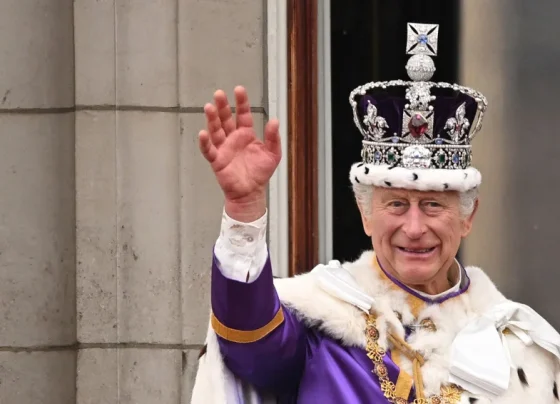 Rei Charles III gera polêmica ao não divulgar mensagem de Páscoa em 2024.