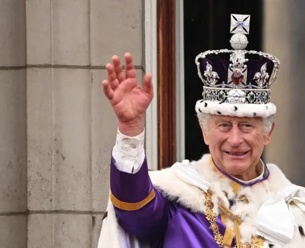 Rei Charles III gera polêmica ao não divulgar mensagem de Páscoa em 2024.