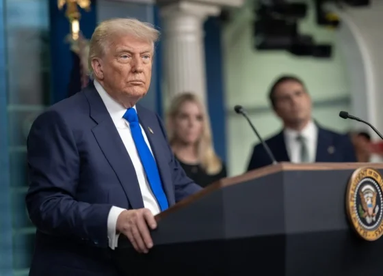 Trump é elogiado por sua coragem durante tiroteio em evento da Casa Branca.