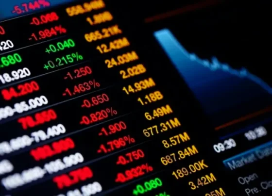 Mercado de ações em Nova York fecha em queda devido a tensões no Oriente Médio e alta nos juros.