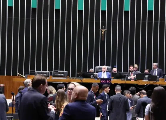 Deputados aprovam em primeiro turno PEC que amplia a imunidade tributária das igrejas para entidades associadas, com 335 votos favoráveis na Câmara.