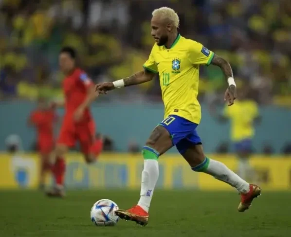 Atacante Neymar emocionado ao ser convocado para a Copa do Mundo 2026.
