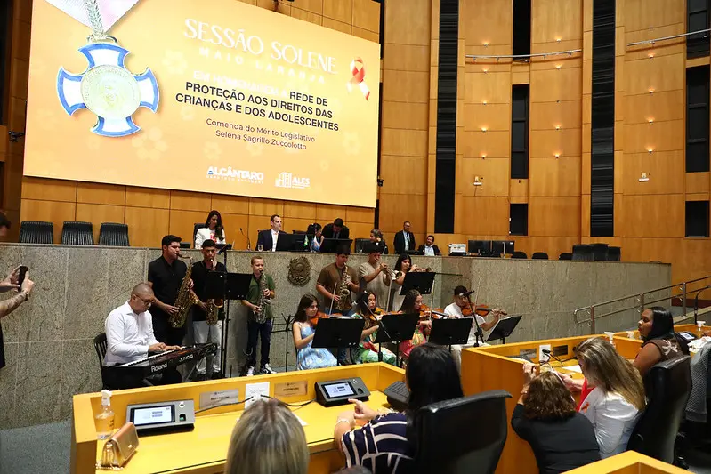 Deputado homenageia rede infantojuvenil no ES