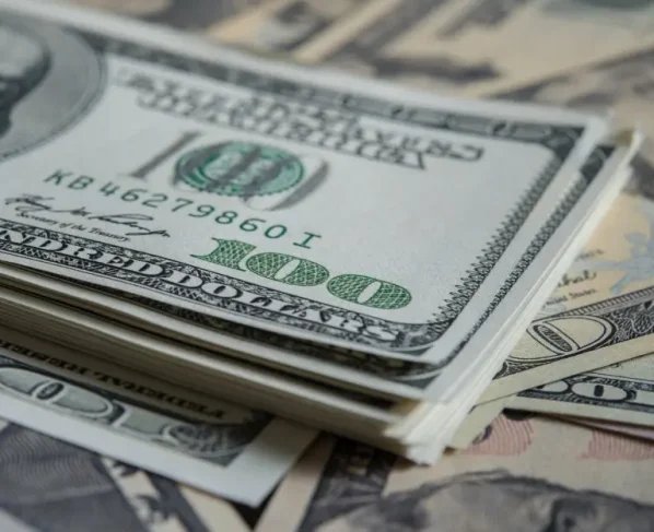 Dólar perde força e recua a R$ 5,01 em meio a tensões entre EUA e Irã.