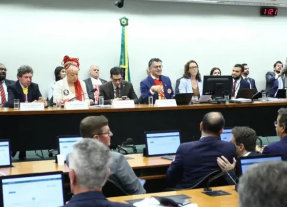Comissão especial da Câmara aprovou proposta que reduz jornada semanal para 40 horas e extingue a escala 6x1.