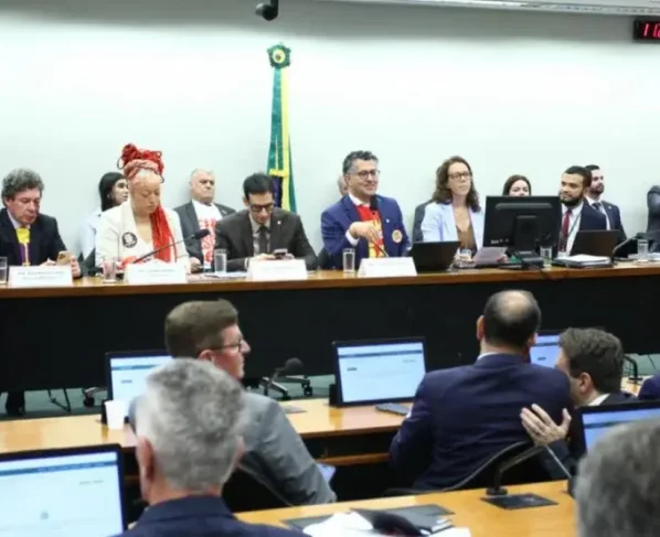 Comissão especial da Câmara aprovou proposta que reduz jornada semanal para 40 horas e extingue a escala 6x1.