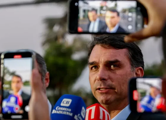 Representação criminal contra Flávio Bolsonaro por suspeitas de crimes financeiros.