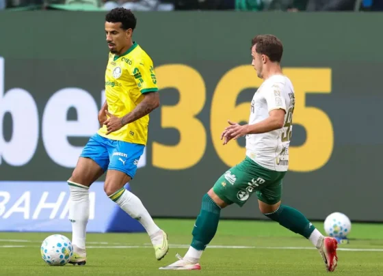 O jogador Lucas Evangelista, da SE Palmeiras, disputa bola com o jogador da A Chapecoense F, durante partida válida pela décima oitava rodada, do Campeonato Brasileiro, Série A, na Arena Allianz Parque.