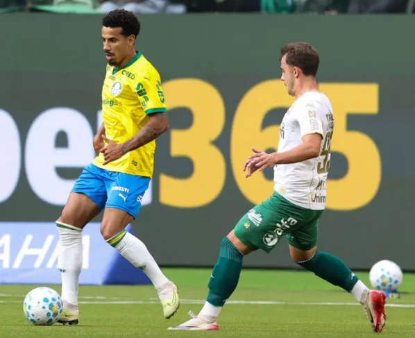 O jogador Lucas Evangelista, da SE Palmeiras, disputa bola com o jogador da A Chapecoense F, durante partida válida pela décima oitava rodada, do Campeonato Brasileiro, Série A, na Arena Allianz Parque.