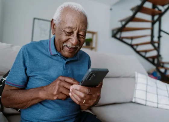 Idoso usando celular, estudo aponta insônia e ansiedade entre idosos devido ao uso excessivo.
