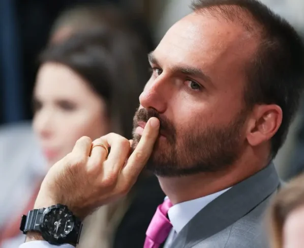 Eduardo Bolsonaro será julgado por coação e obstrução à Justiça em junho.