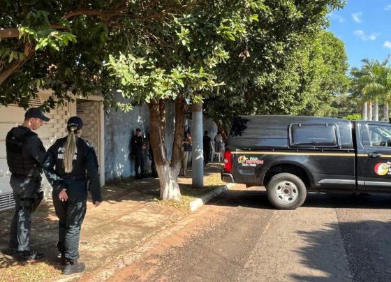 Movimentação em frente à casa